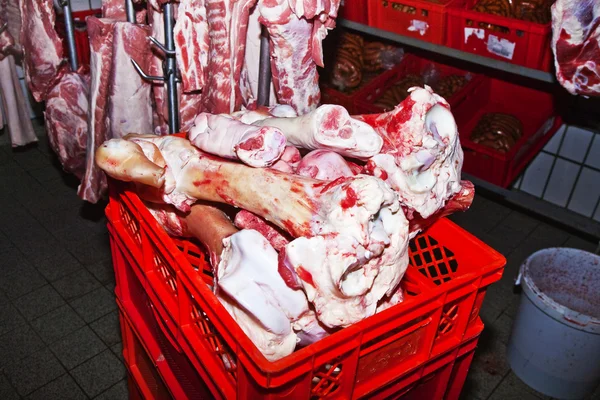 Viande dans un entrepôt frigorifique d'une boucherie — Photo