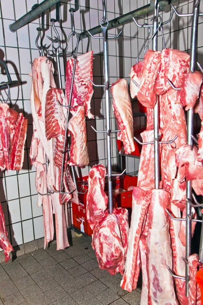 Carne en un almacén frigorífico de una carnicería —  Fotos de Stock