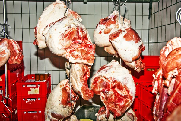 Carne en un almacén frigorífico de una carnicería — Foto de Stock
