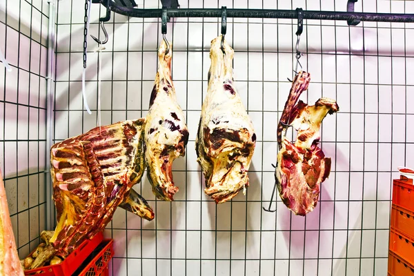 Carne em uma casa de armazenamento frio de um açougue — Fotografia de Stock