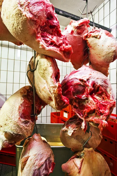 Meat in a cold storage house of a butchers shop — Stock Photo, Image