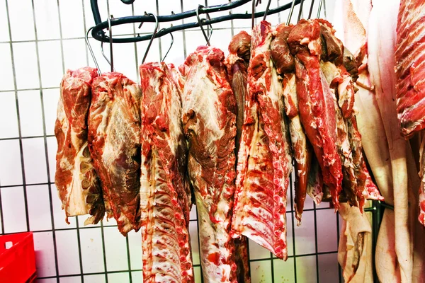Carne într-o casă de depozitare rece a unui măcelar — Fotografie, imagine de stoc