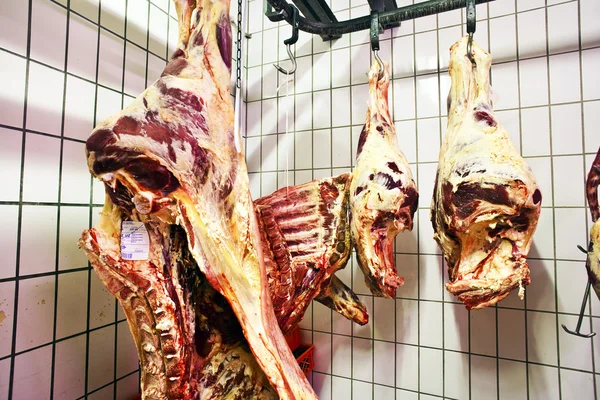 Carne en un almacén frigorífico de una carnicería —  Fotos de Stock