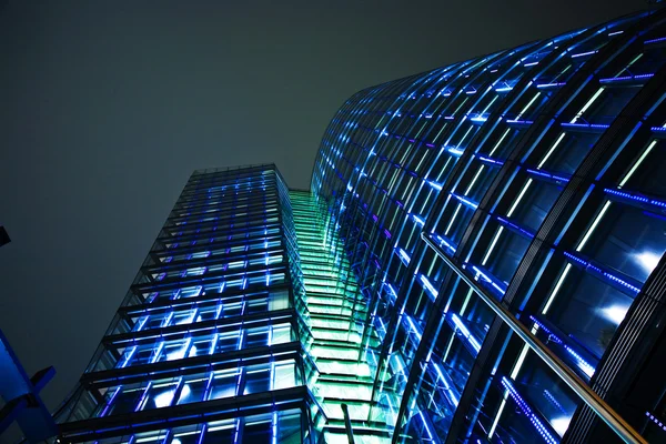 Wieża w Wiedniu przez noc w piękne oświetlenie — Zdjęcie stockowe
