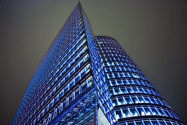 Turm in Wien bei Nacht in schöner Illumination — Stockfoto