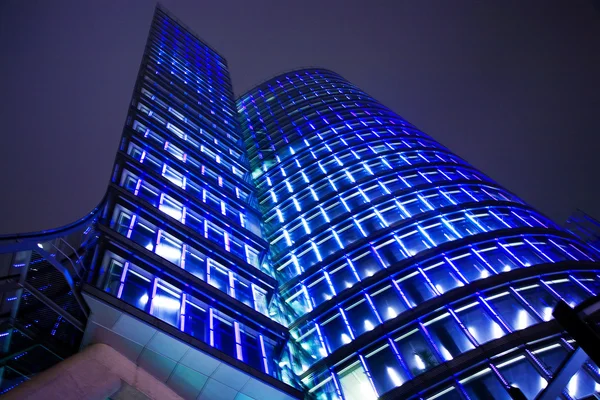 Torre em Viena à noite em bela iluminação — Fotografia de Stock