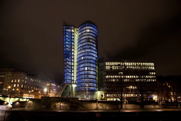 Torre en Viena de noche en hermosa iluminación — Foto de Stock