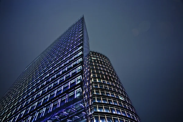 Torre em Viena à noite em bela iluminação — Fotografia de Stock