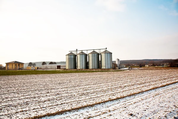 Acres con nieve en invierno con silo en hermosa luz y struc — Foto de Stock