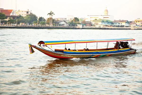 Лодки на реке Mae Nam Chao Phraya с восходом солнца в Бангкоке — стоковое фото