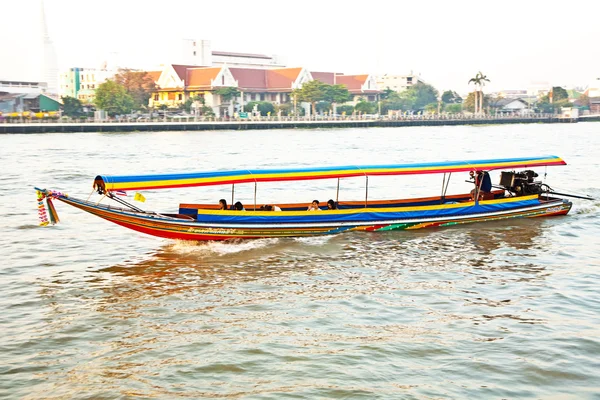 Barche sul fiume Mae Nam Chao Phraya con alba a Bangkok — Foto Stock