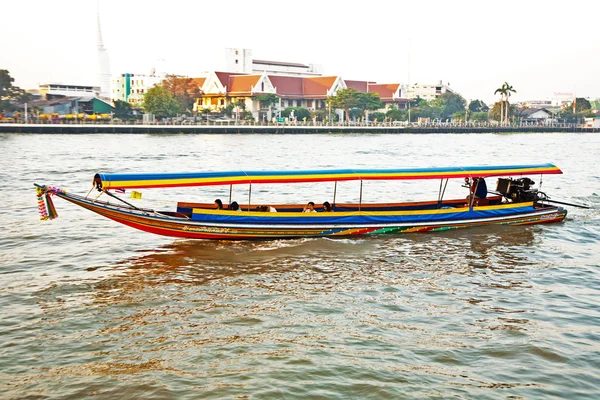 Båtar på floden mae nam chao phraya med soluppgång i bangkok — Stockfoto