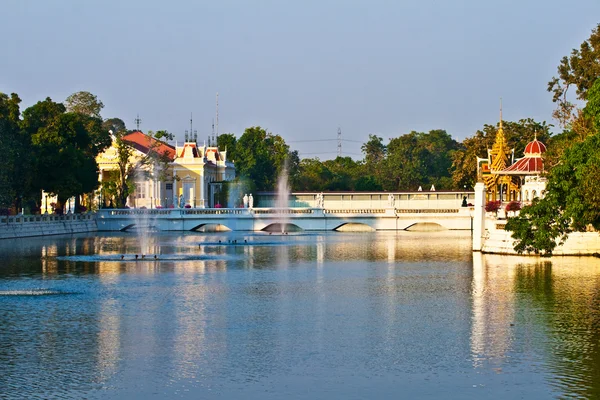 邦 pa 在行宫、 人工湖与桥和 th 寺 — 图库照片