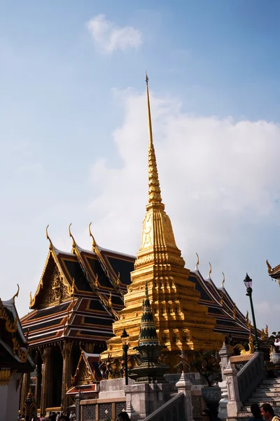 Híres templom phra sri ratana chedi borított fólia arany th — Stock Fotó