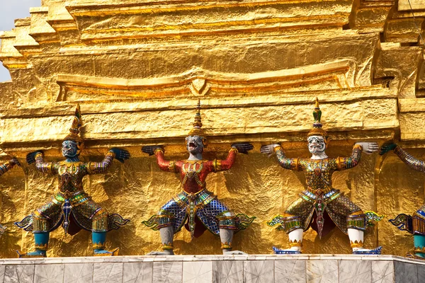 Karyatide στο το χρυσό chedi στο μεγάλο παλάτι — Φωτογραφία Αρχείου