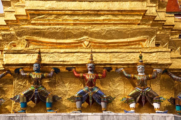 Karyatide στο το χρυσό chedi στο μεγάλο παλάτι — Φωτογραφία Αρχείου