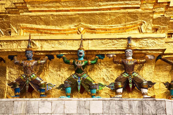 Karyatide at the gold Chedi in the Grand Palace — Stock Photo, Image