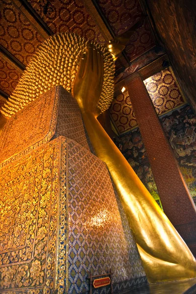 Giant Budda leżącej w wat pho, Tajlandia — Zdjęcie stockowe