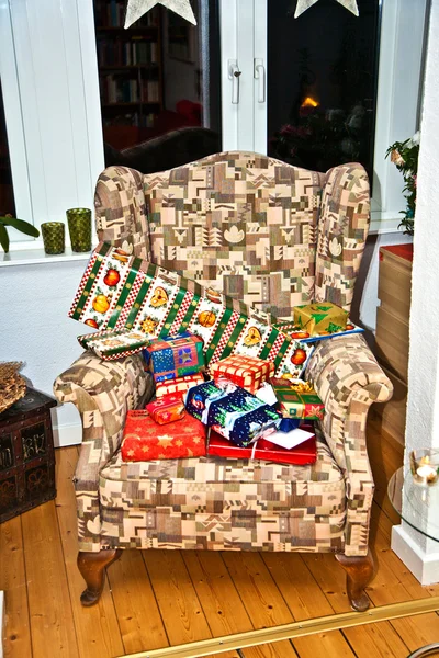 Regalos de Navidad en una silla vieja para la celebración —  Fotos de Stock