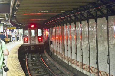 new York Metro istasyonunda tren geldiğinde