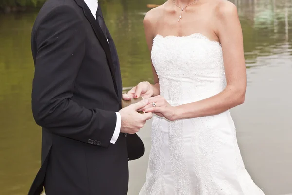 結婚式のカップルは、生涯の忠誠を宣誓します。 — ストック写真