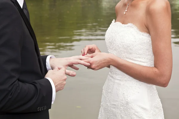Bruidspaar zijn levensduur loyaliteit vloeken — Stockfoto