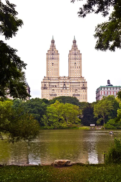 Central Park in New York City Manhattan mit Bäumen und Wolkenkratzern — Stockfoto