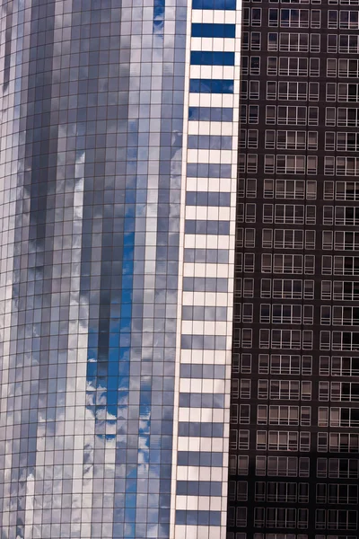 空と高層ビルのファサード — ストック写真
