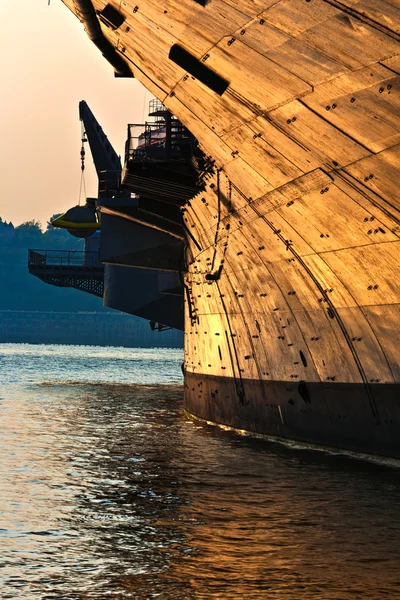 Vliegdekschip in zonsondergang — Stockfoto