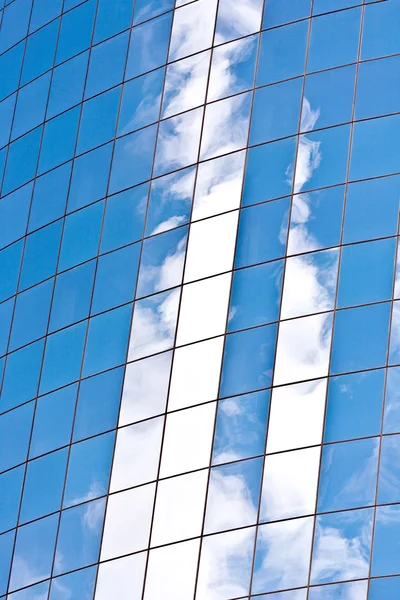 Fassade eines Wolkenkratzers mit Spiegelung des Himmels — Stockfoto