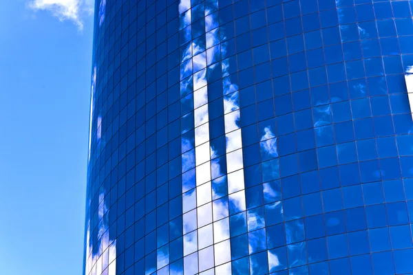 Fachada de Arranha-céu com reflexão de céu — Fotografia de Stock