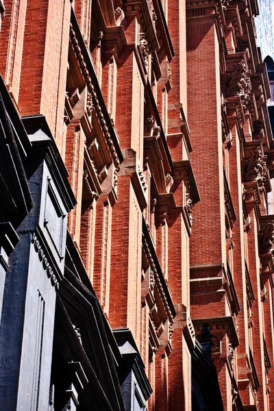 Fasaden på gamla hus downtown i new york — Stockfoto