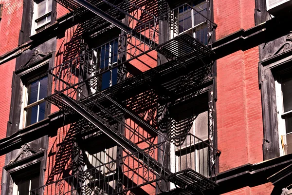 Yangın merdiveni downtown new York'taki eski evleri — Stok fotoğraf