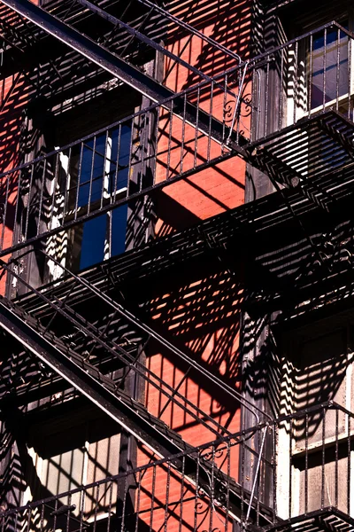 Φωτιά σκάλα σε παλιά σπίτια στο κέντρο της πόλης της Νέας Υόρκης — Φωτογραφία Αρχείου