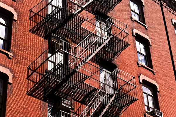 在纽约城里的老房子在消防梯 — 图库照片