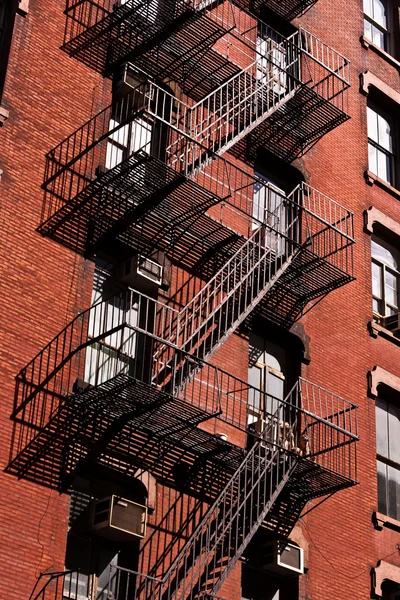 Fire ladder at old houses downtown in New York — Stock Photo, Image