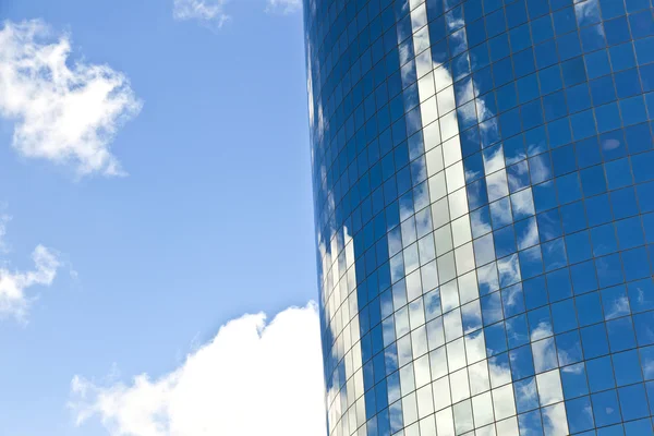 Gevel van de wolkenkrabber met weerspiegeling van hemel — Stockfoto
