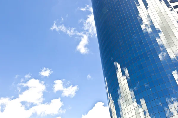 Facade of Skyscraper with reflection of sky — Stock Photo, Image