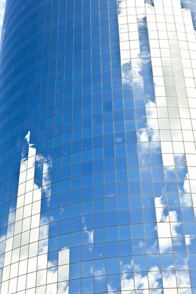 Fachada de Rascacielos con reflejo del cielo — Foto de Stock