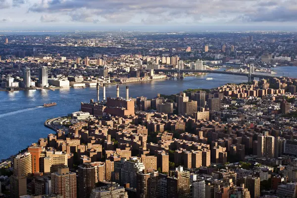 Utsikt över Manhattan och skyskrapa i New York — Stockfoto