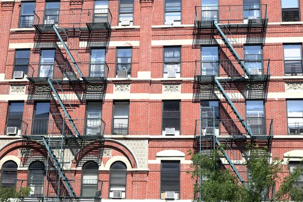 在纽约城里的老房子在消防梯 — 图库照片