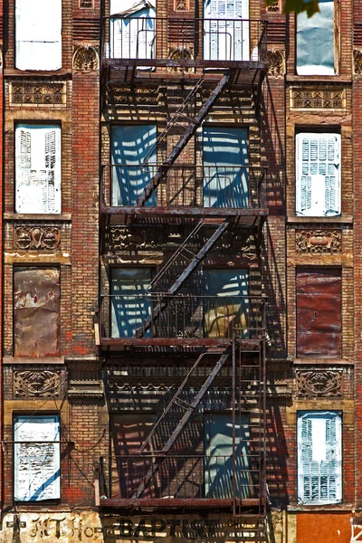 Escalera de incendios en casas antiguas en el centro de Nueva York — Foto de Stock