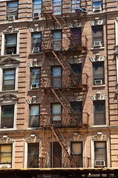 Feuerleiter an alten Häusern in der Innenstadt von New York — Stockfoto