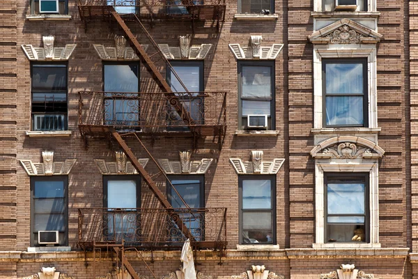 Yangın merdiveni downtown new York'taki eski evleri — Stok fotoğraf