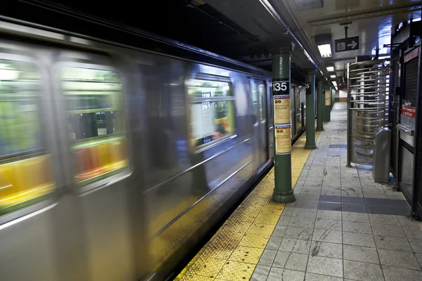 Trein aankomt in het station van de metro in new york — Stockfoto