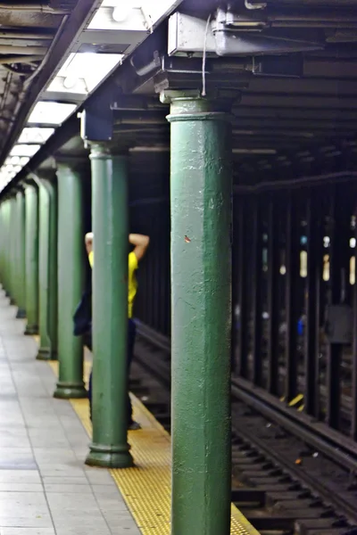 Trem chega na estação de metrô em Nova York — Fotografia de Stock