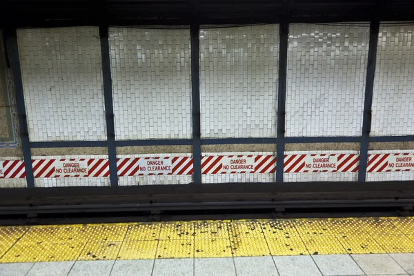 New York Metro istasyonunda tren geldiğinde — Stok fotoğraf