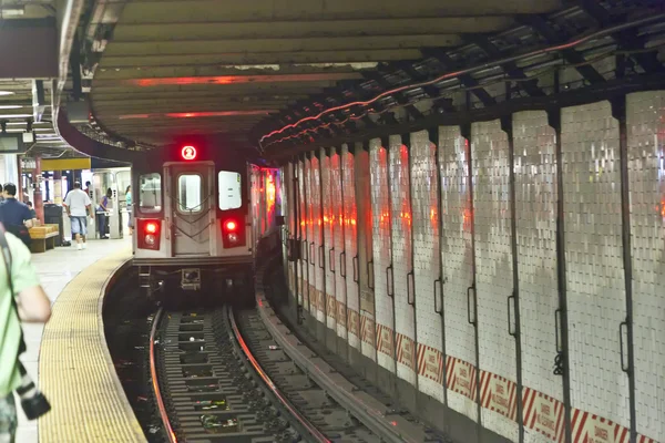 Tåget anländer till tunnelbanestationen i new york — Stockfoto