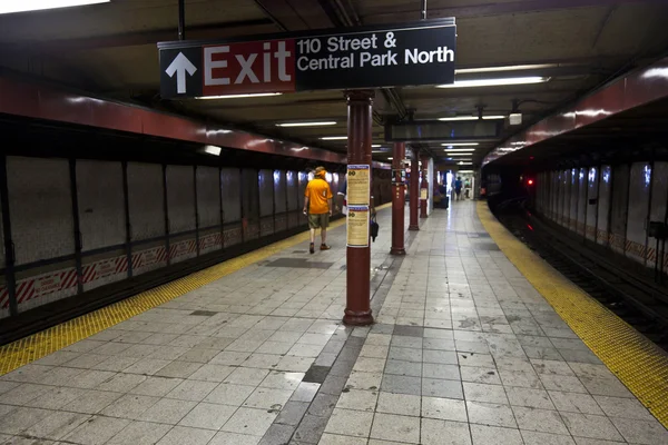 Le train arrive à la station de métro à New York — Photo