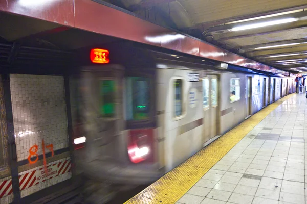 New York Metro istasyonunda tren geldiğinde — Stok fotoğraf
